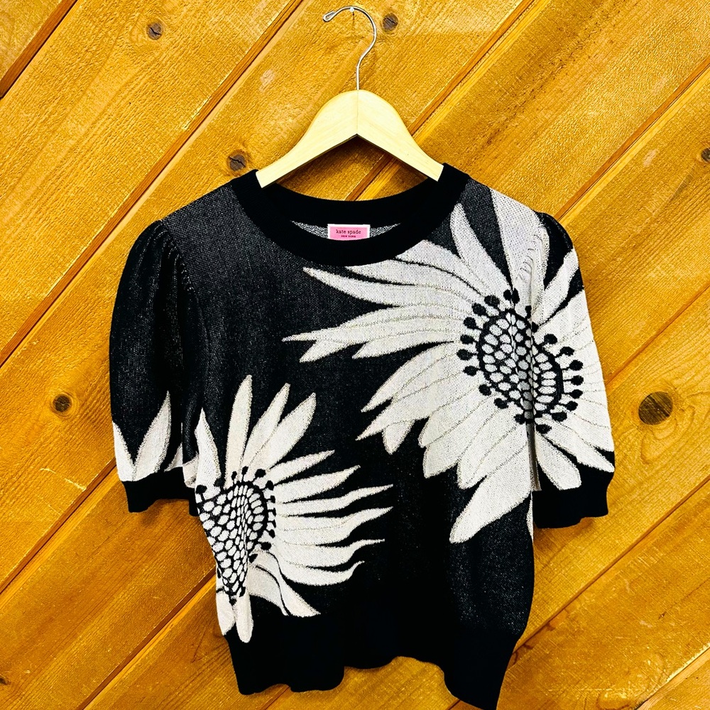 Kate Spade daisy sweater top size large. Good condition.